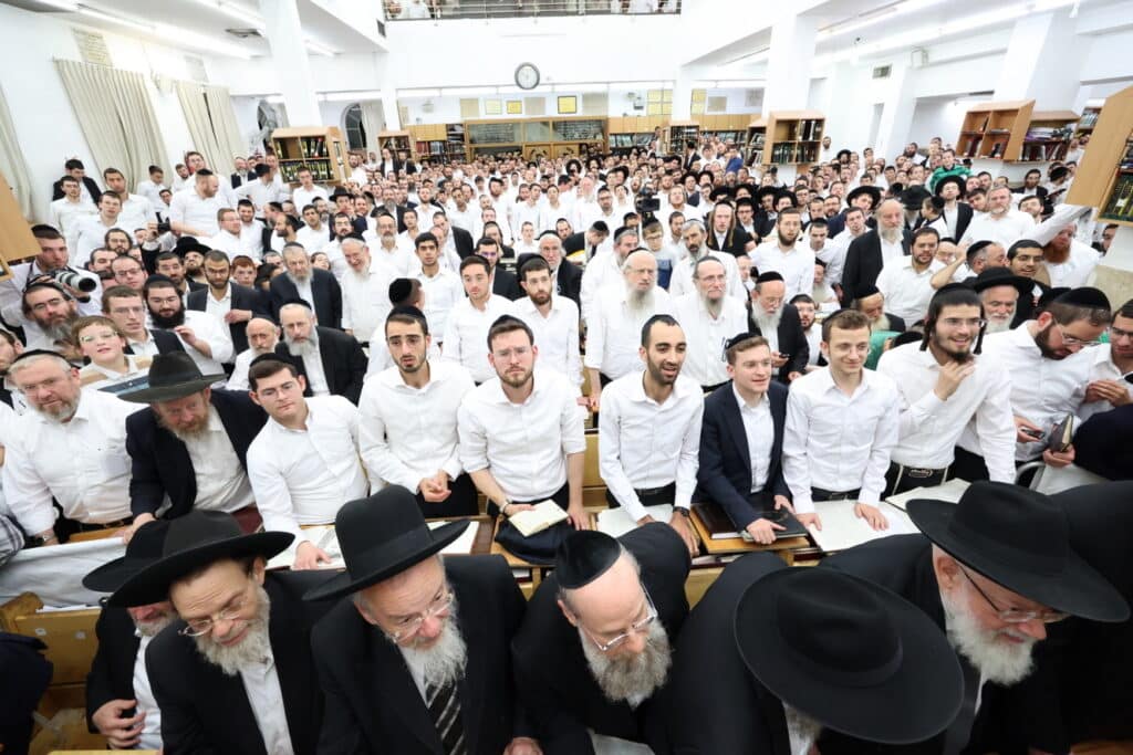 מרן הגר"ד לנדו בשיחה המסורתית בישיבת מיר • צפו