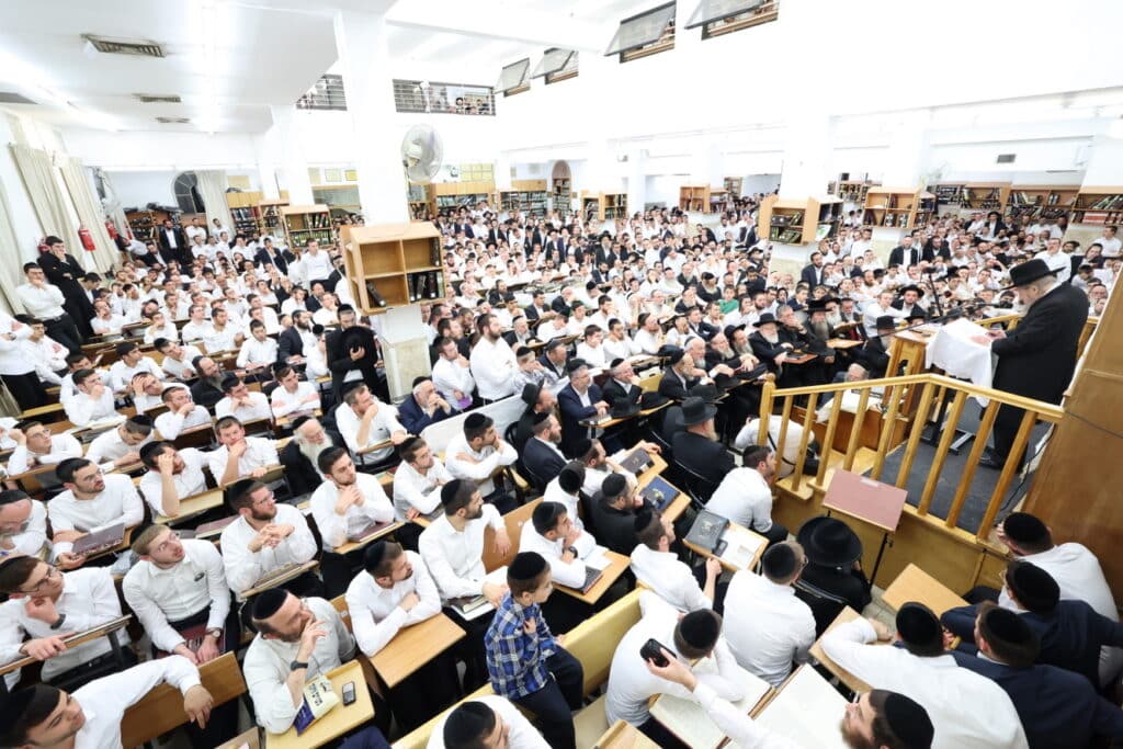 מרן הגר"ד לנדו בשיחה המסורתית בישיבת מיר • צפו