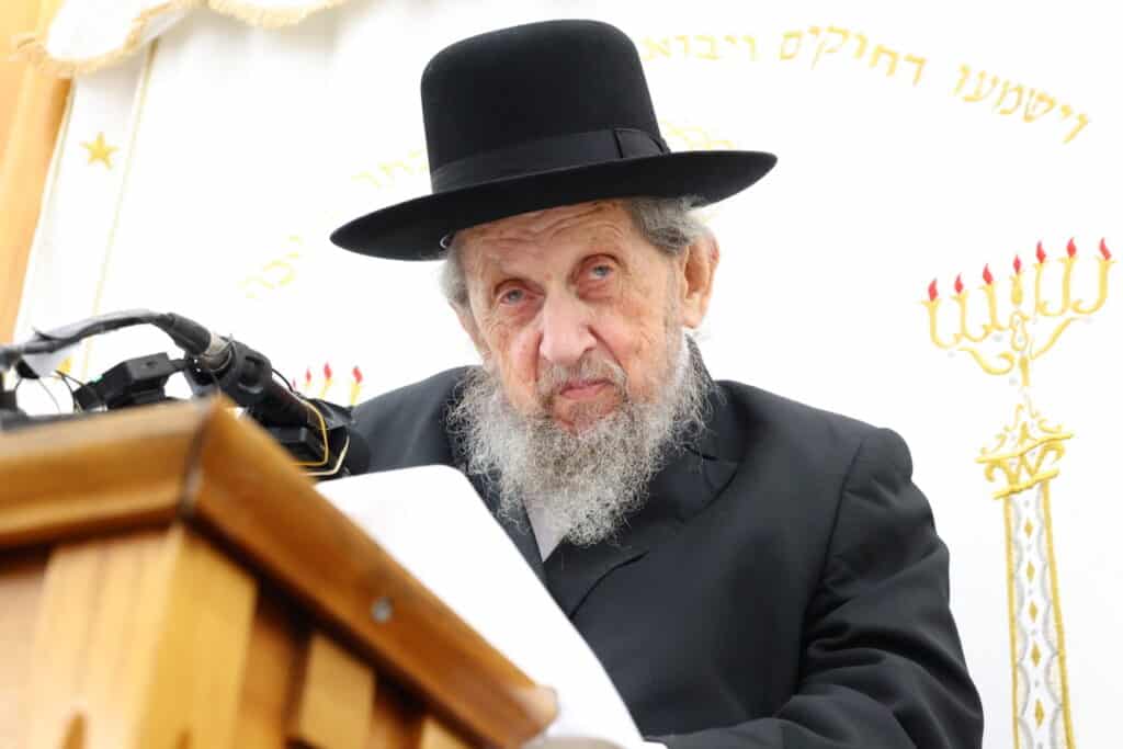 מרן הגר"ד לנדו בשיחה המסורתית בישיבת מיר • צפו