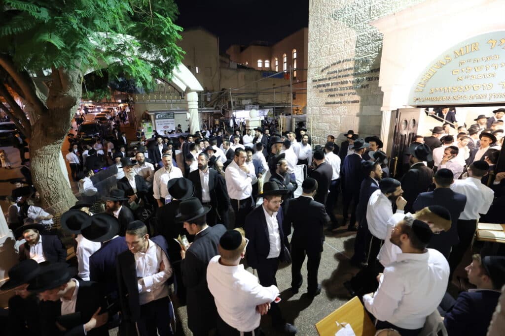 מרן הגר"ד לנדו בשיחה המסורתית בישיבת מיר • צפו