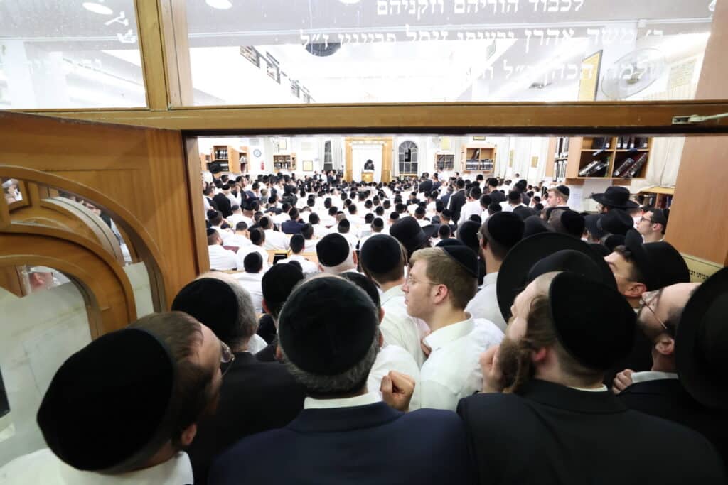 מרן הגר"ד לנדו בשיחה המסורתית בישיבת מיר • צפו