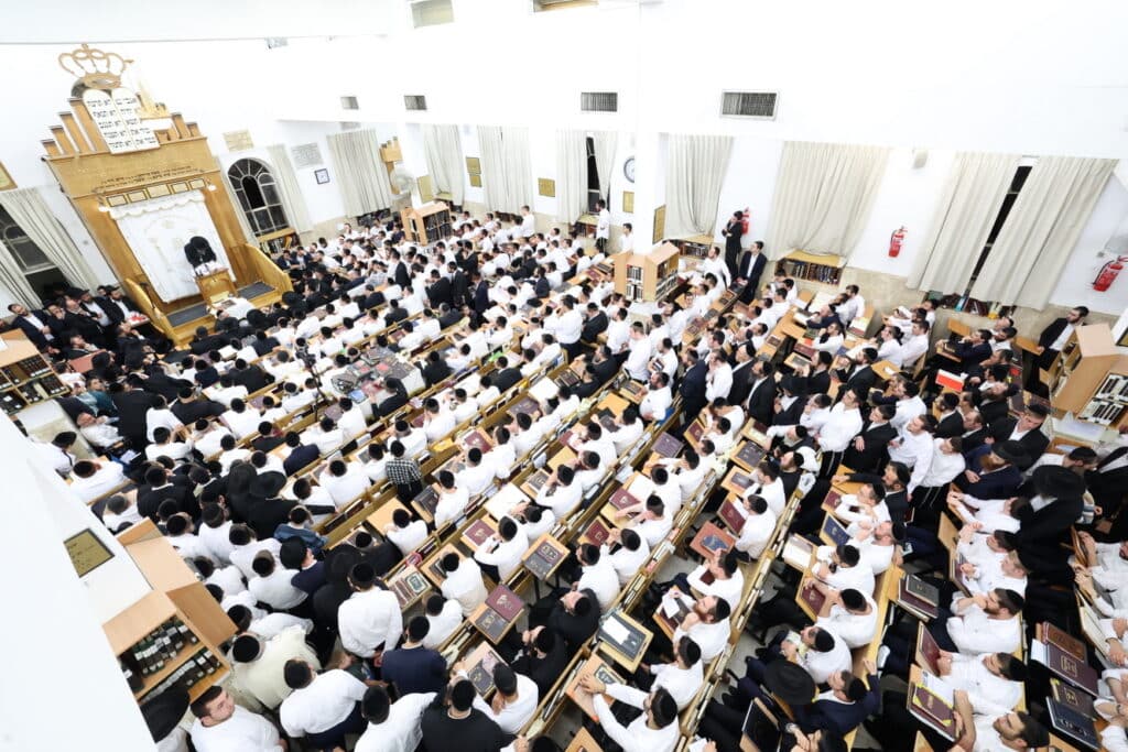 מרן הגר"ד לנדו בשיחה המסורתית בישיבת מיר • צפו