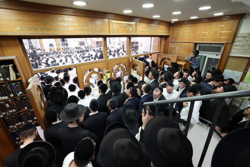 מרן הגר"ד לנדו בשיחה המסורתית בישיבת מיר • צפו