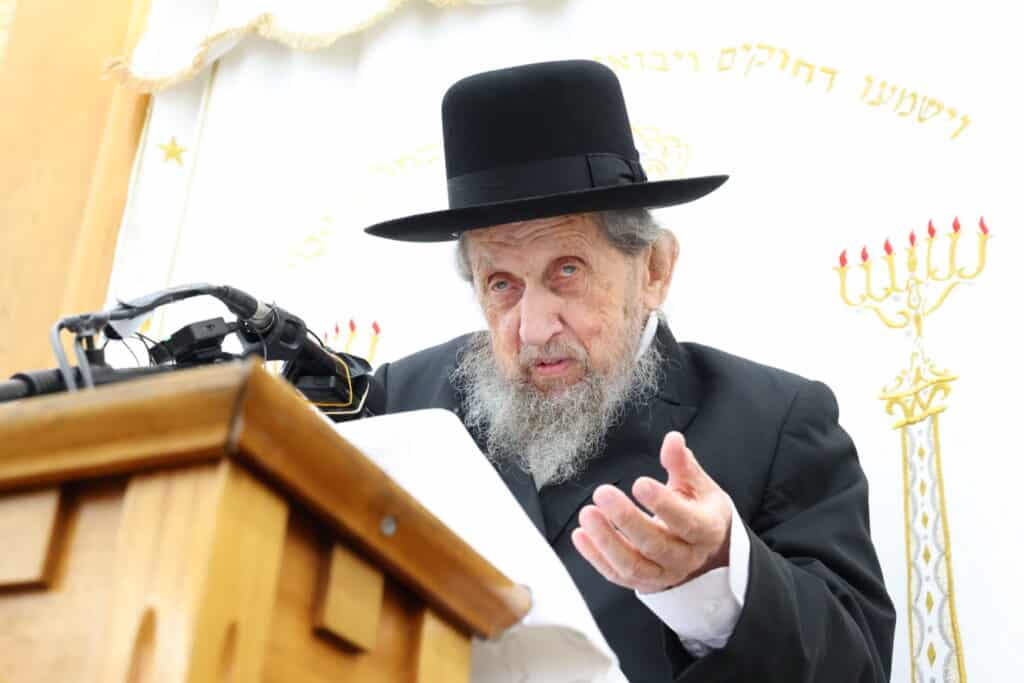 מרן הגר"ד לנדו בשיחה המסורתית בישיבת מיר • צפו