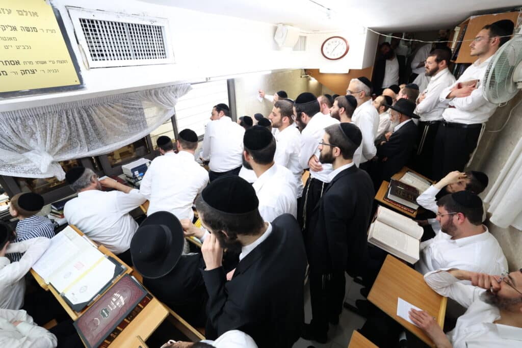 מרן הגר"ד לנדו בשיחה המסורתית בישיבת מיר • צפו