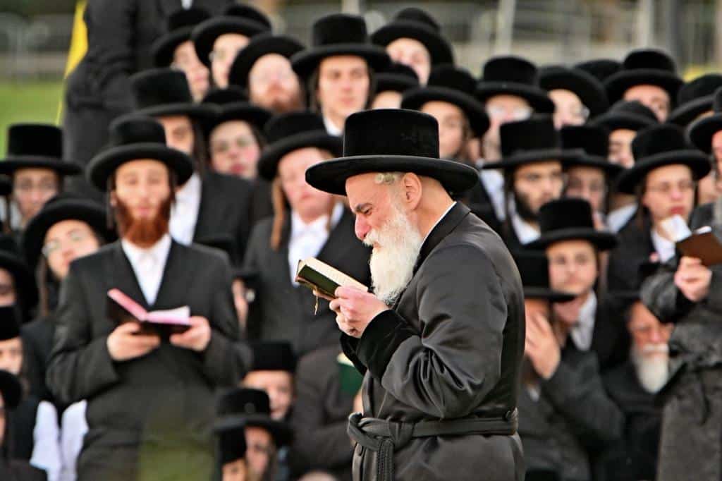 עם המוני החסידים: יום הכיפורים בחצר הקודש ויז'ניץ