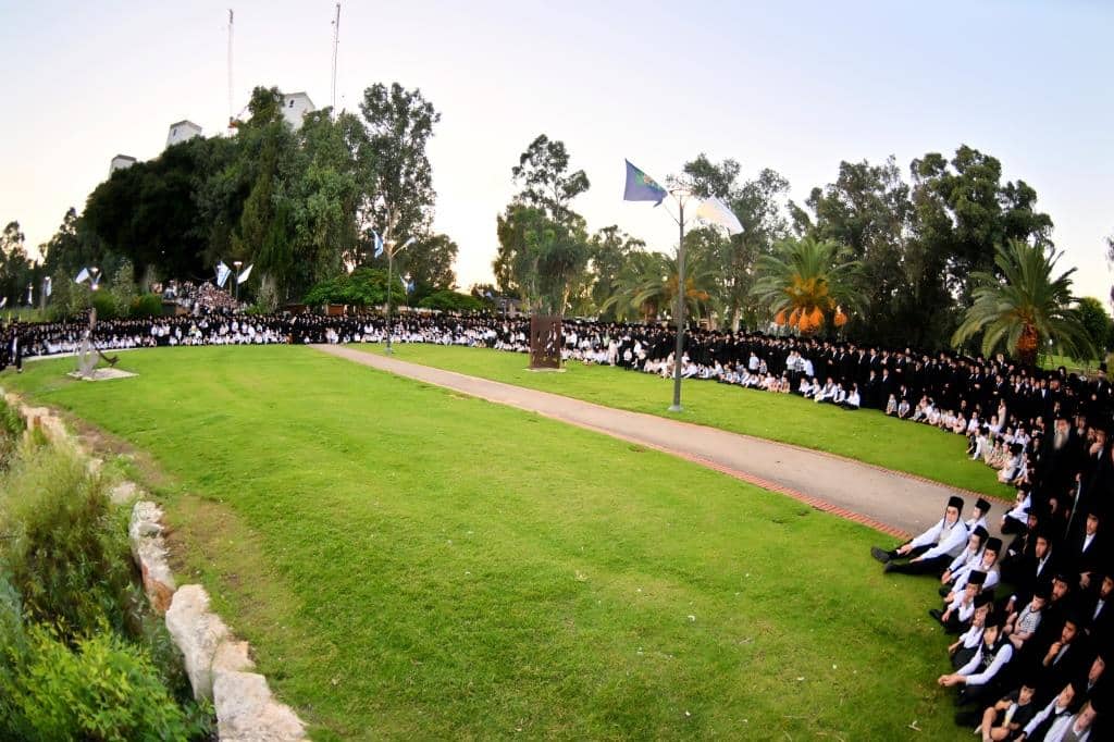 עם המוני החסידים: יום הכיפורים בחצר הקודש ויז'ניץ