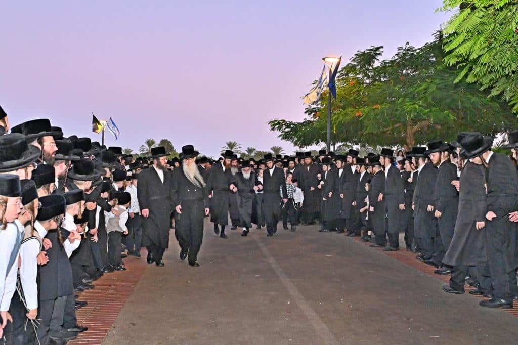 עם המוני החסידים: יום הכיפורים בחצר הקודש ויז'ניץ