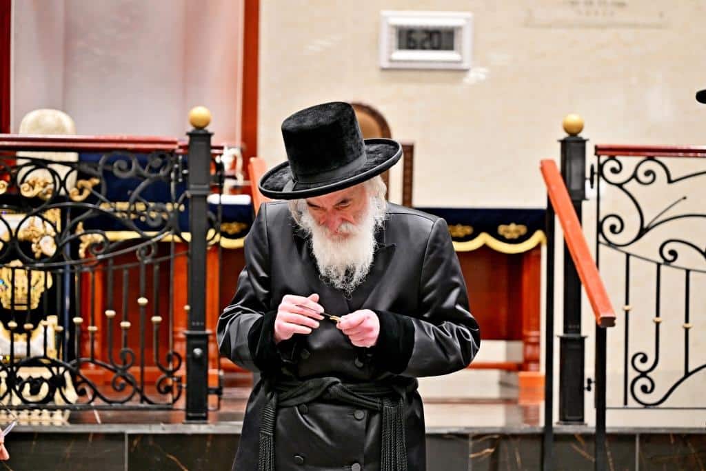 עם המוני החסידים: יום הכיפורים בחצר הקודש ויז'ניץ