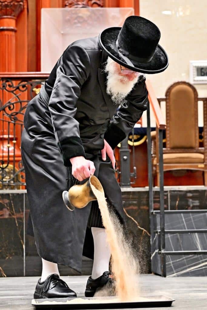 עם המוני החסידים: יום הכיפורים בחצר הקודש ויז'ניץ