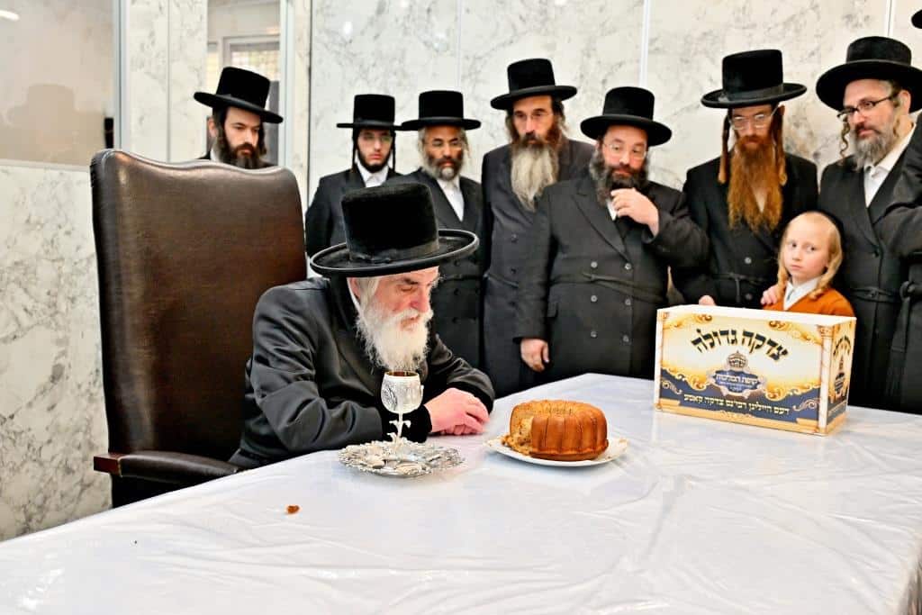 עם המוני החסידים: יום הכיפורים בחצר הקודש ויז'ניץ