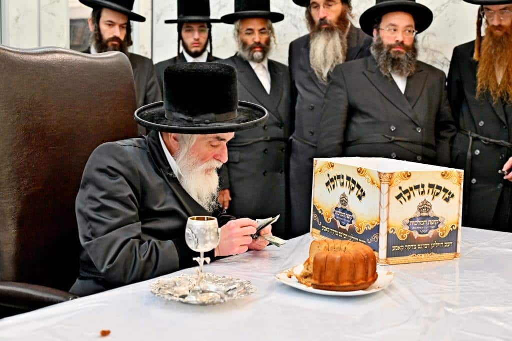 עם המוני החסידים: יום הכיפורים בחצר הקודש ויז'ניץ