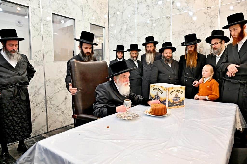 עם המוני החסידים: יום הכיפורים בחצר הקודש ויז'ניץ