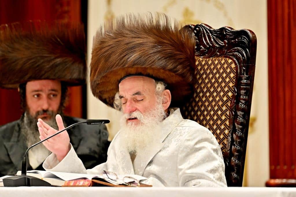 עם המוני החסידים: יום הכיפורים בחצר הקודש ויז'ניץ