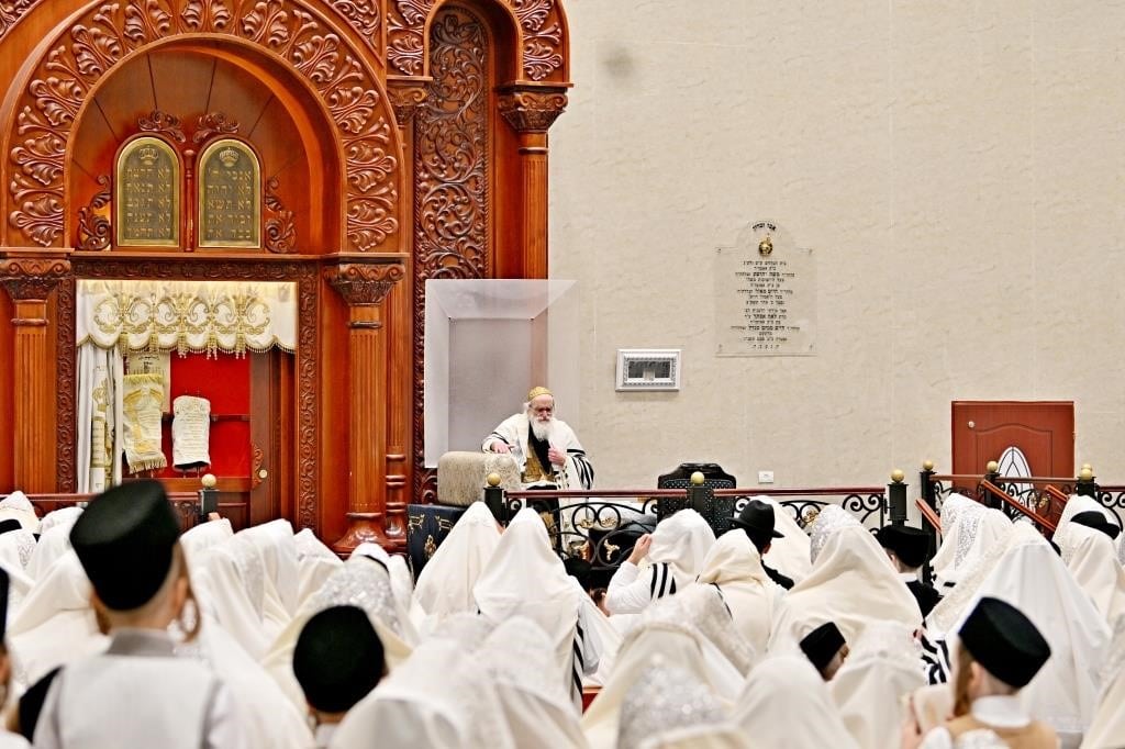 עם המוני החסידים: יום הכיפורים בחצר הקודש ויז'ניץ