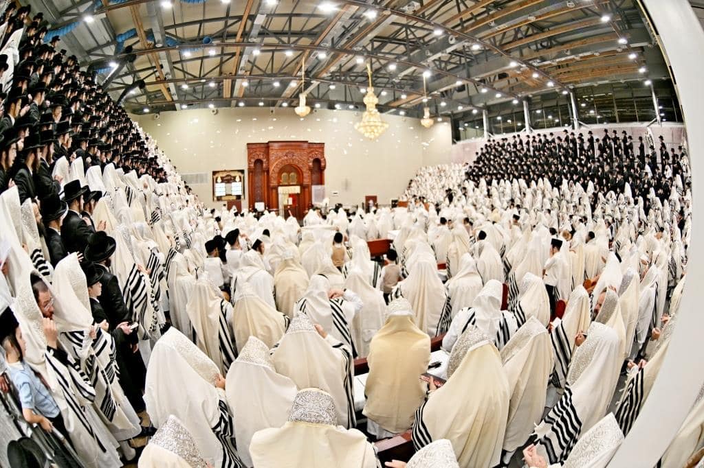 עם המוני החסידים: יום הכיפורים בחצר הקודש ויז'ניץ