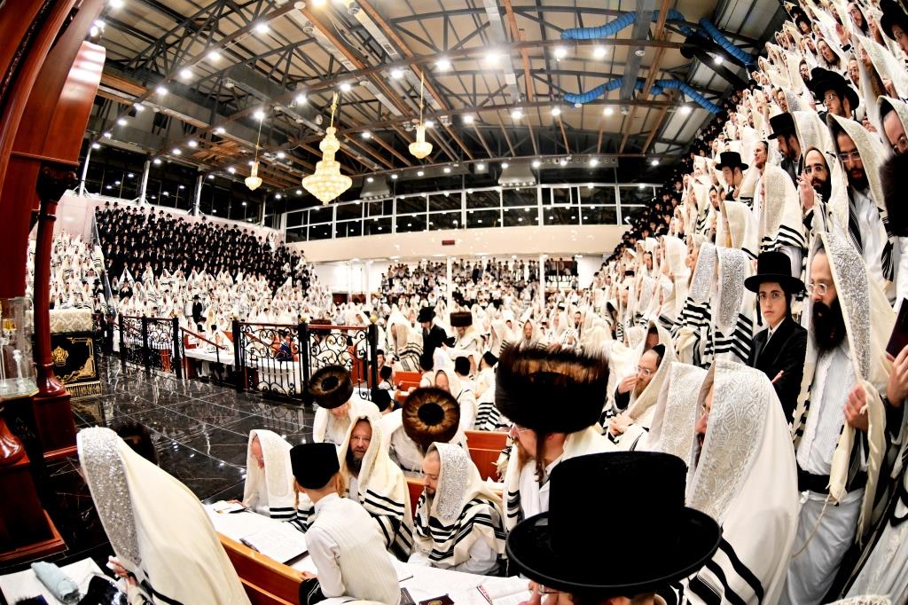 עם המוני החסידים: יום הכיפורים בחצר הקודש ויז'ניץ