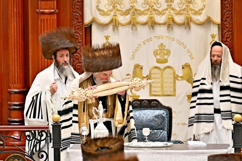 עם המוני החסידים: יום הכיפורים בחצר הקודש ויז'ניץ