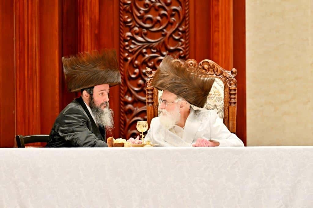 עם המוני החסידים: יום הכיפורים בחצר הקודש ויז'ניץ