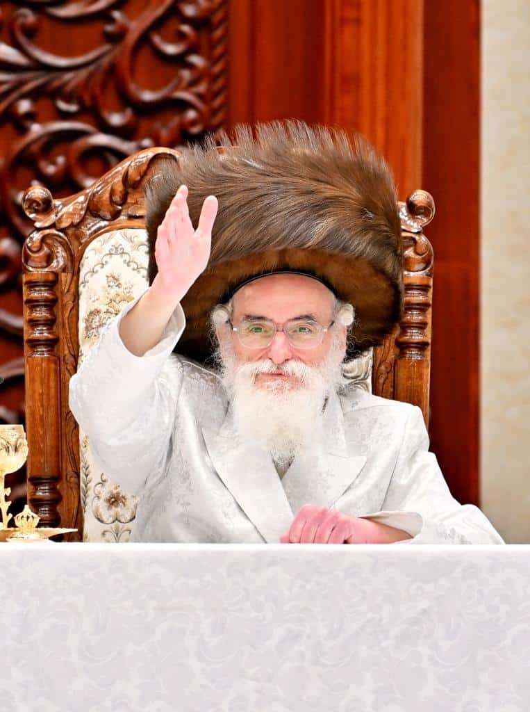 עם המוני החסידים: יום הכיפורים בחצר הקודש ויז'ניץ