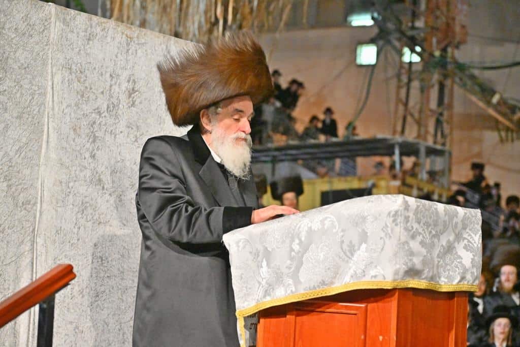 עם המוני החסידים: יום הכיפורים בחצר הקודש ויז'ניץ