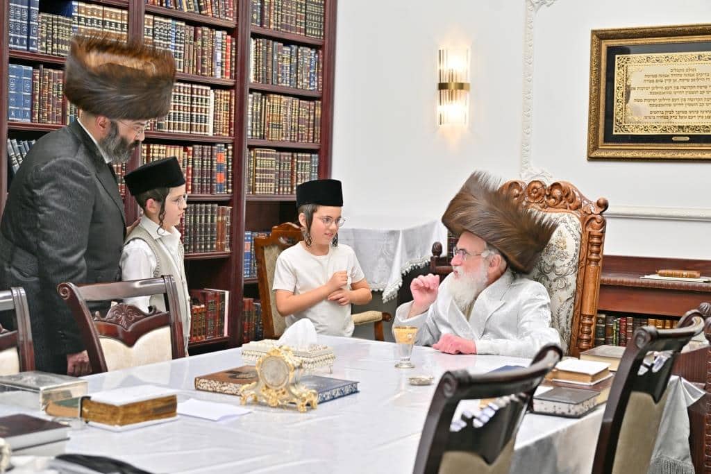 עם המוני החסידים: יום הכיפורים בחצר הקודש ויז'ניץ