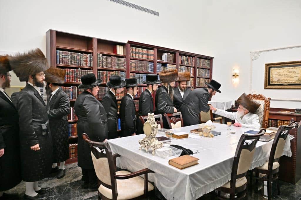 עם המוני החסידים: יום הכיפורים בחצר הקודש ויז'ניץ