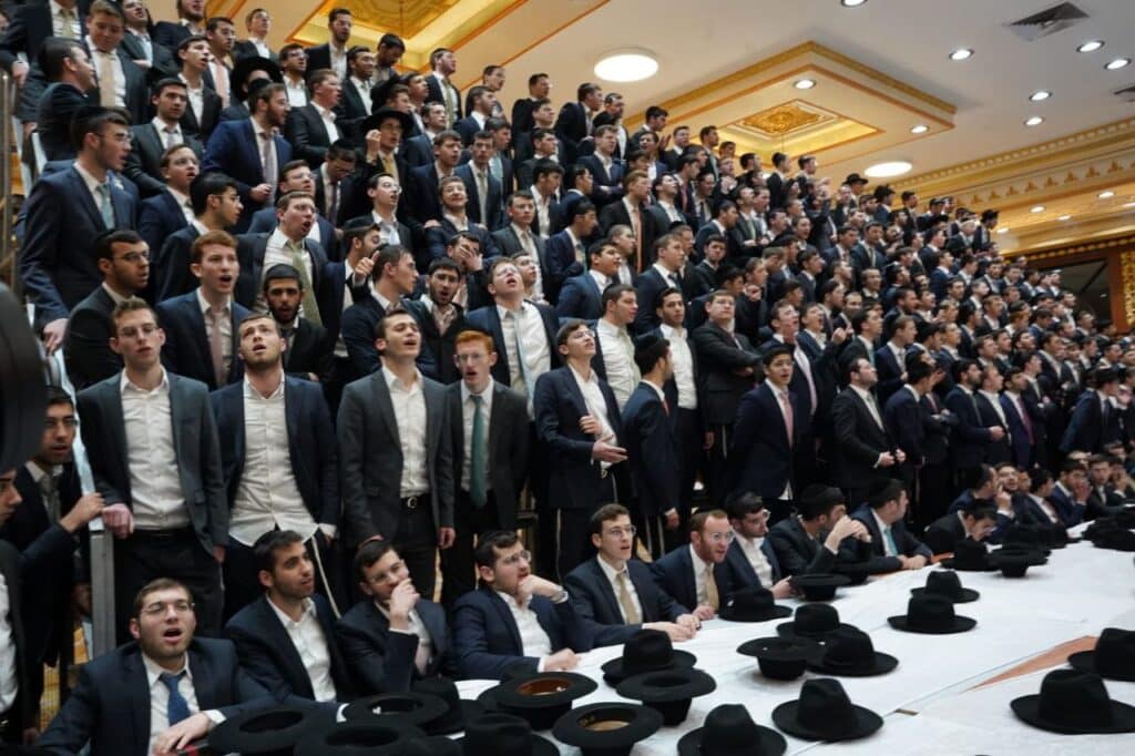 אלפי התלמידים על הפראנצ'עס: טיש נעילת החג ב"עטרת שלמה