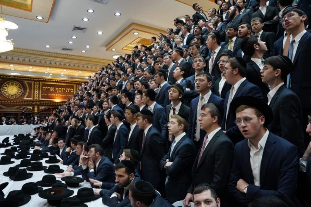 אלפי התלמידים על הפראנצ'עס: טיש נעילת החג ב"עטרת שלמה