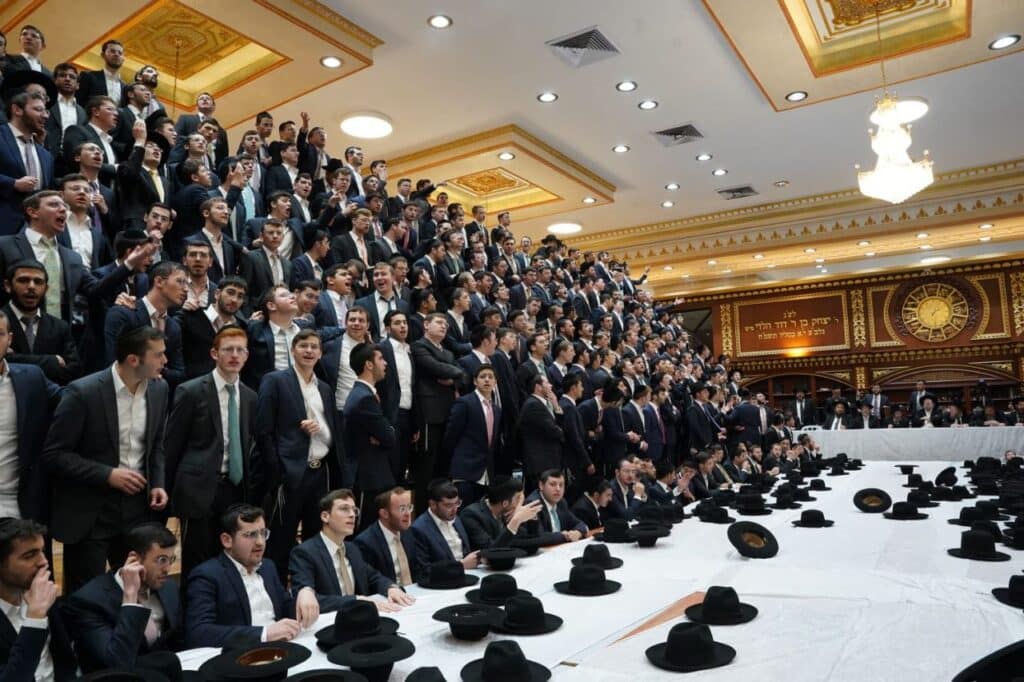 אלפי התלמידים על הפראנצ'עס: טיש נעילת החג ב"עטרת שלמה