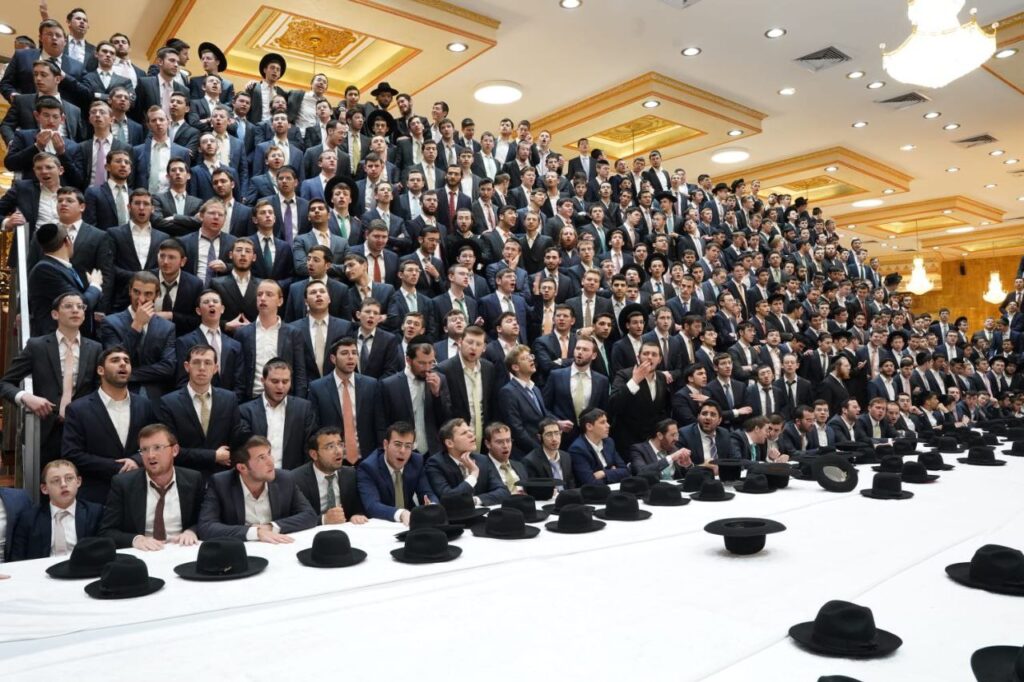 אלפי התלמידים על הפראנצ'עס: טיש נעילת החג ב"עטרת שלמה