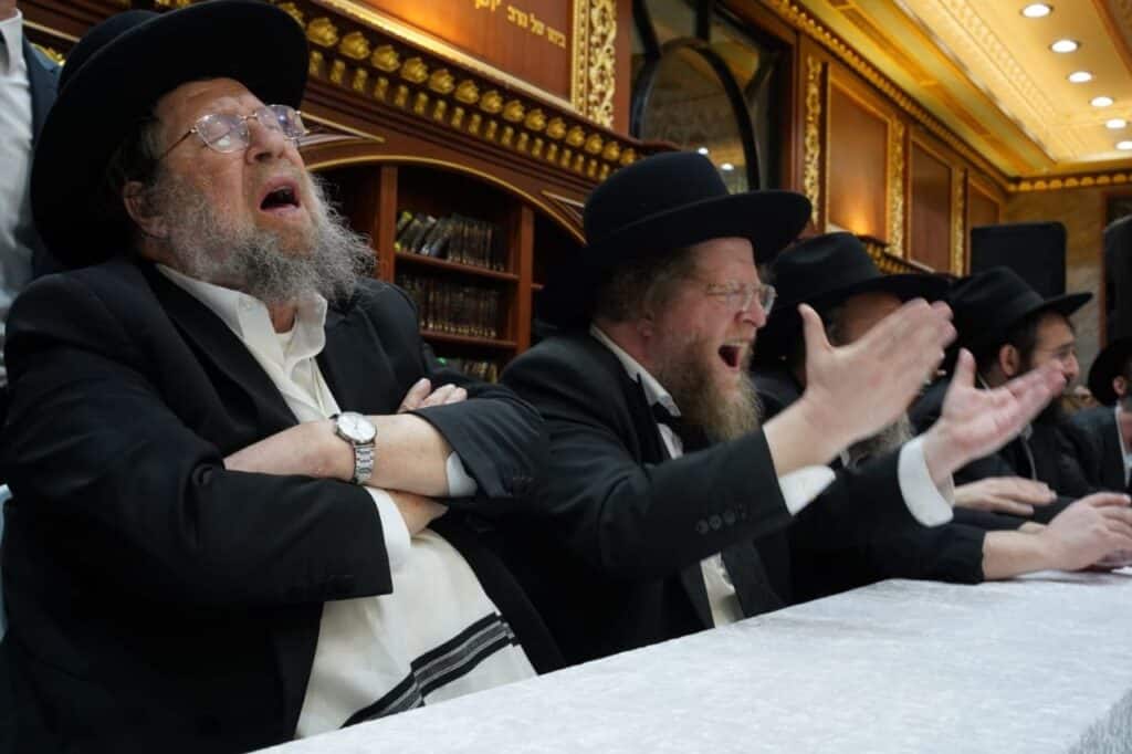 אלפי התלמידים על הפראנצ'עס: טיש נעילת החג ב"עטרת שלמה