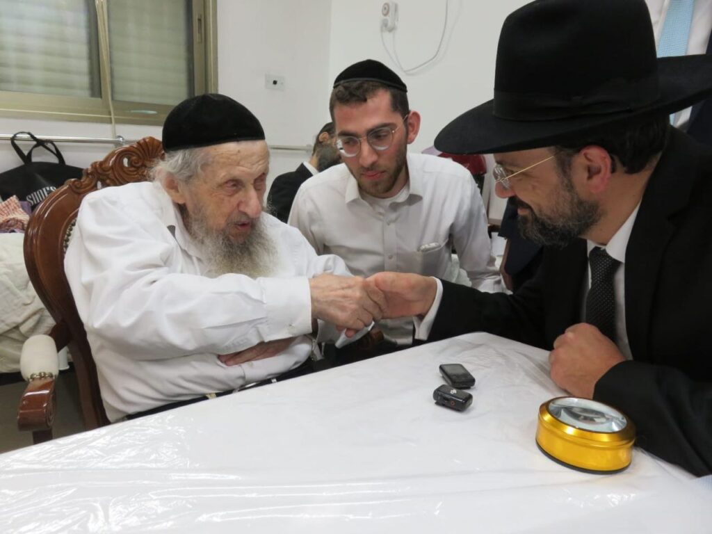 משמחת החג עד חביטת הערבות: סוכות בבית מרן הגר"ד לנדו