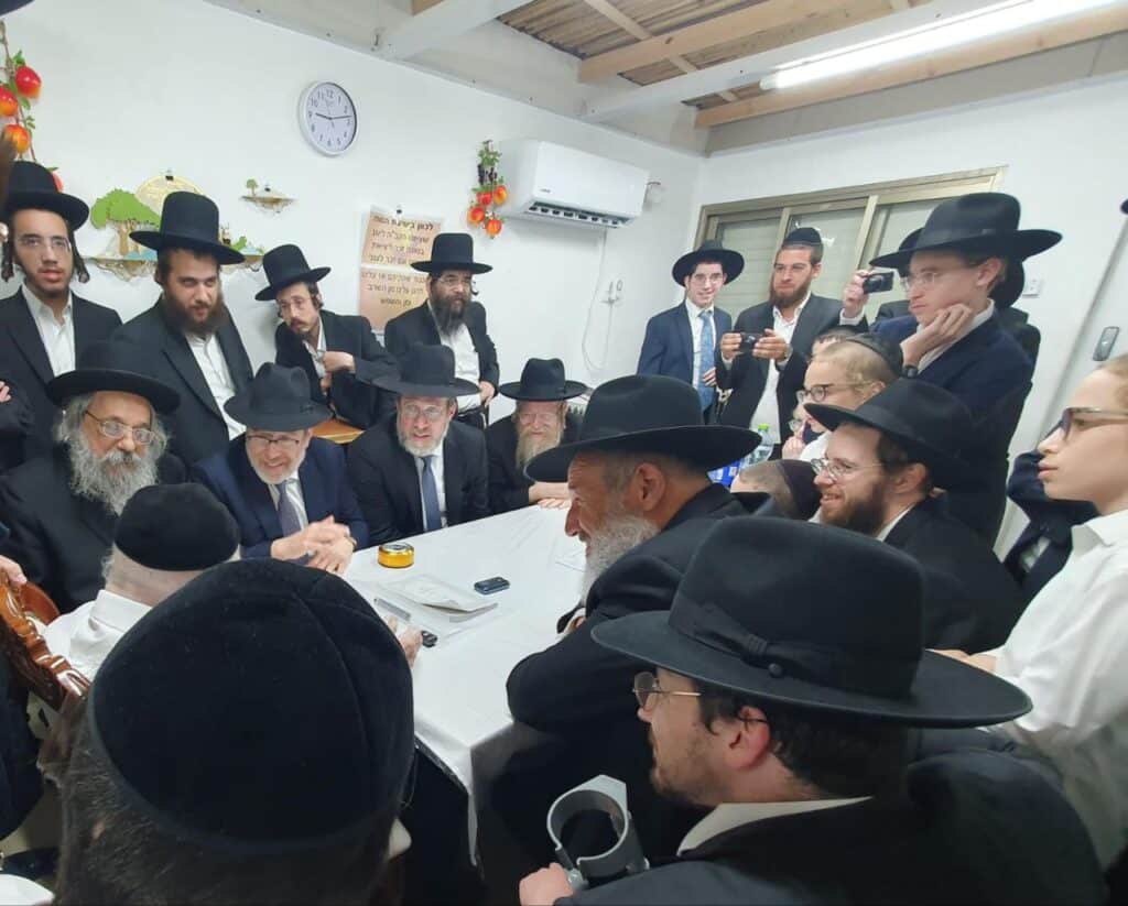 משמחת החג עד חביטת הערבות: סוכות בבית מרן הגר"ד לנדו