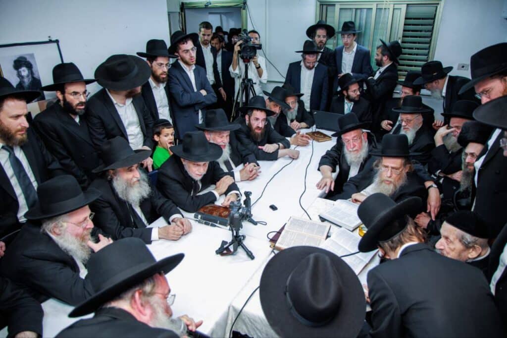 משמחת החג עד חביטת הערבות: סוכות בבית מרן הגר"ד לנדו