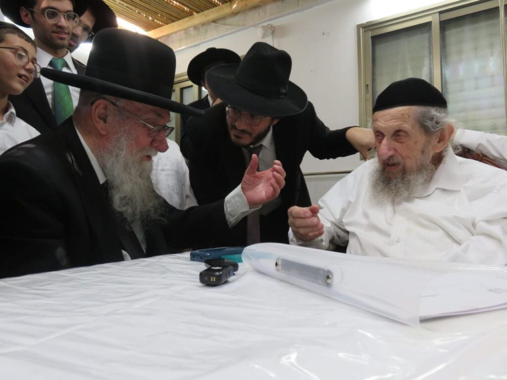 משמחת החג עד חביטת הערבות: סוכות בבית מרן הגר"ד לנדו