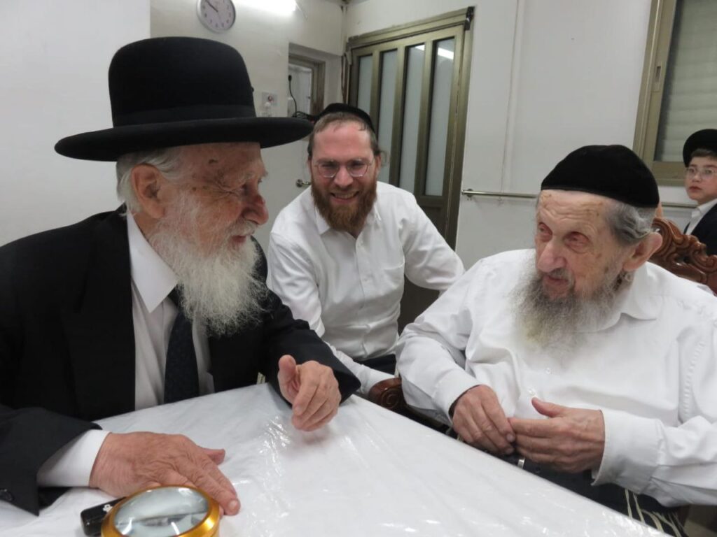 משמחת החג עד חביטת הערבות: סוכות בבית מרן הגר"ד לנדו