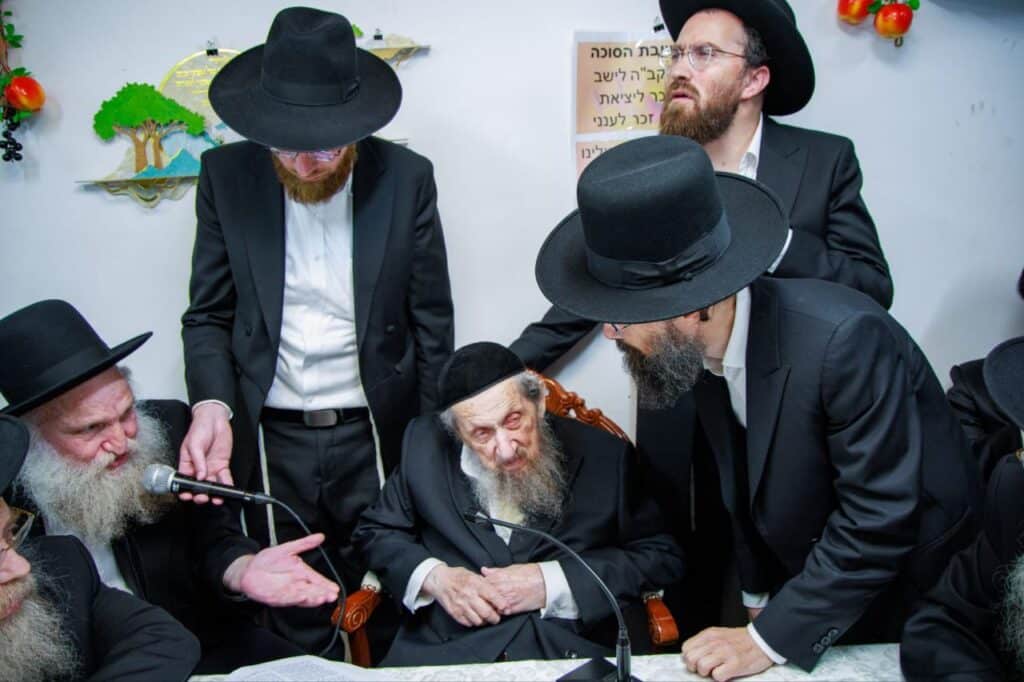 משמחת החג עד חביטת הערבות: סוכות בבית מרן הגר"ד לנדו