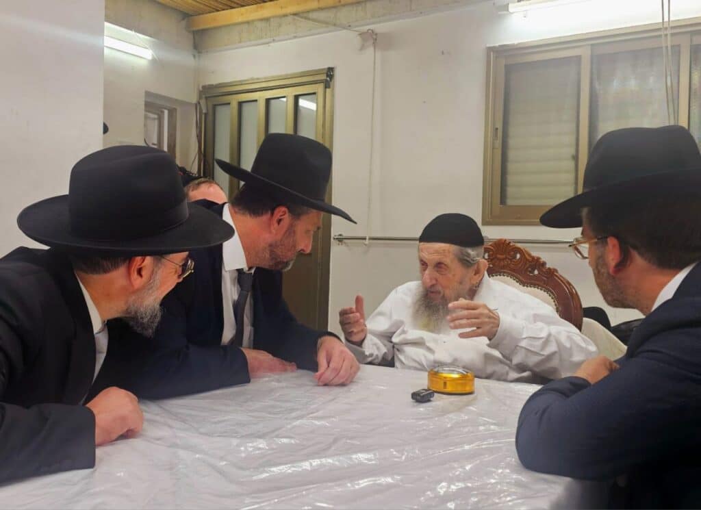 משמחת החג עד חביטת הערבות: סוכות בבית מרן הגר"ד לנדו