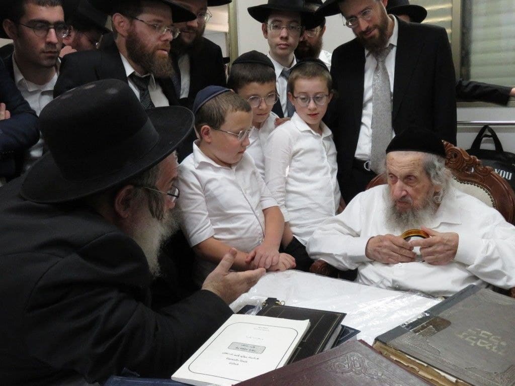 משמחת החג עד חביטת הערבות: סוכות בבית מרן הגר"ד לנדו