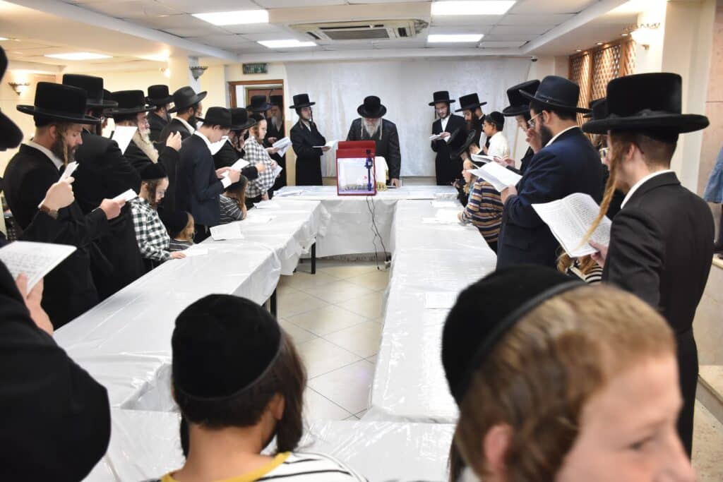 מהתשליך עד קידוש לבנה: מראות מחצר הקודש אשלג