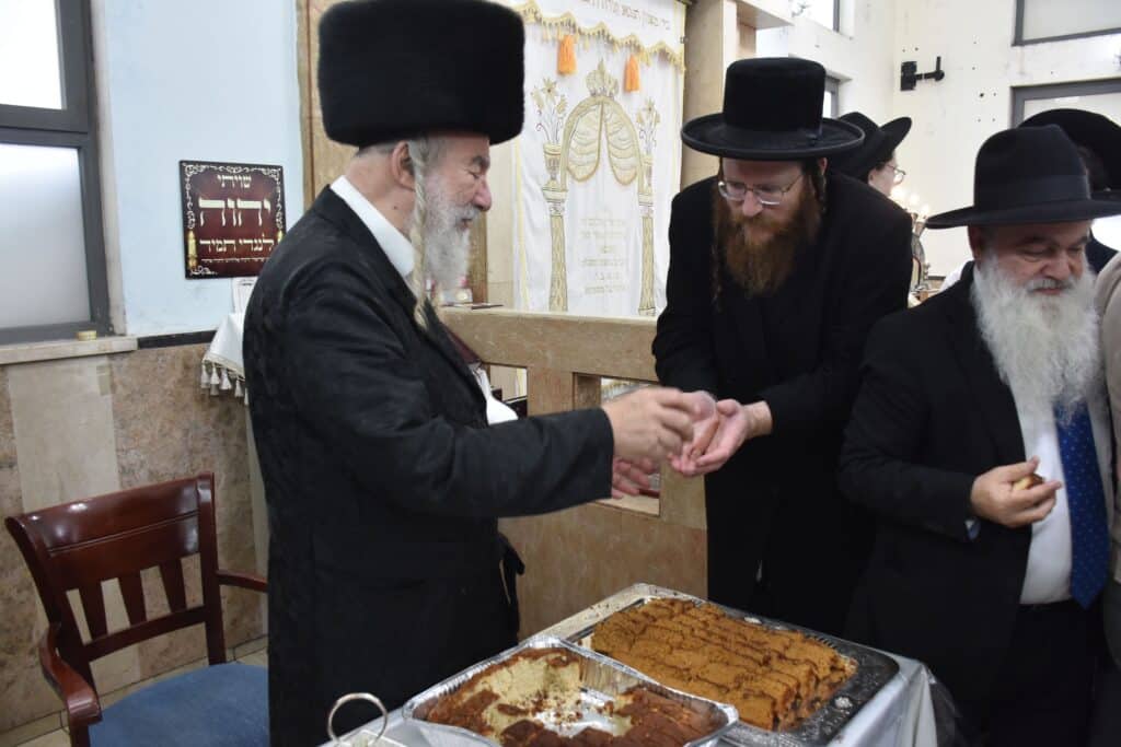 מהתשליך עד קידוש לבנה: מראות מחצר הקודש אשלג