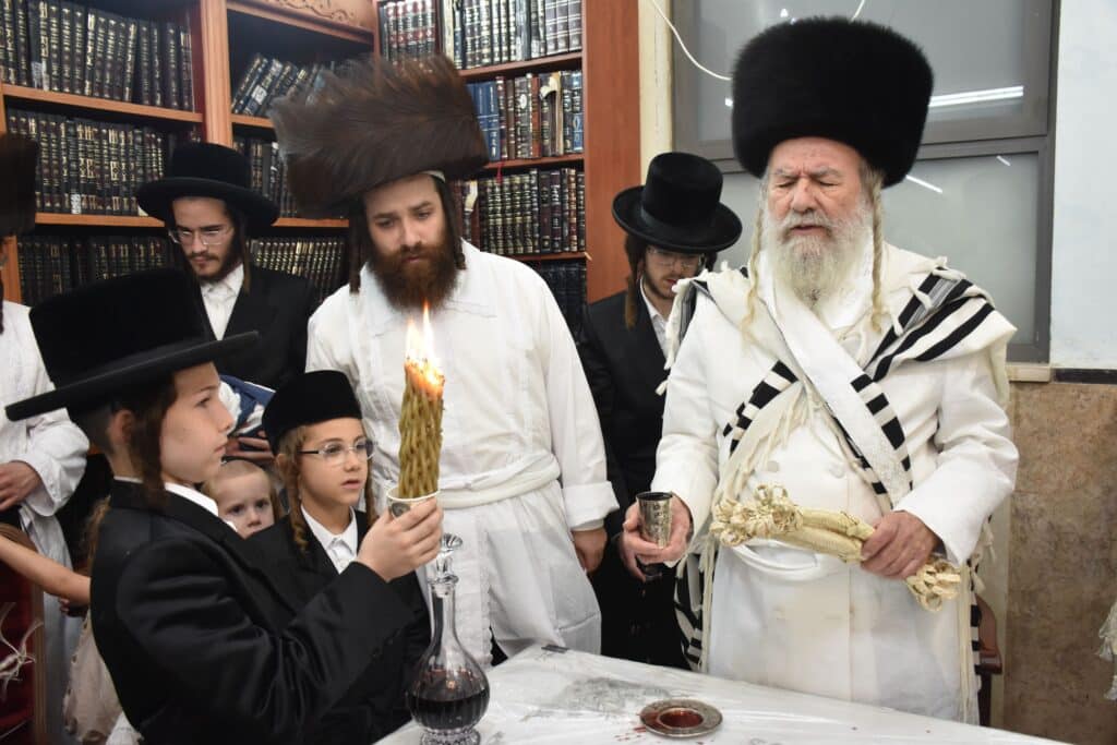 מהתשליך עד קידוש לבנה: מראות מחצר הקודש אשלג