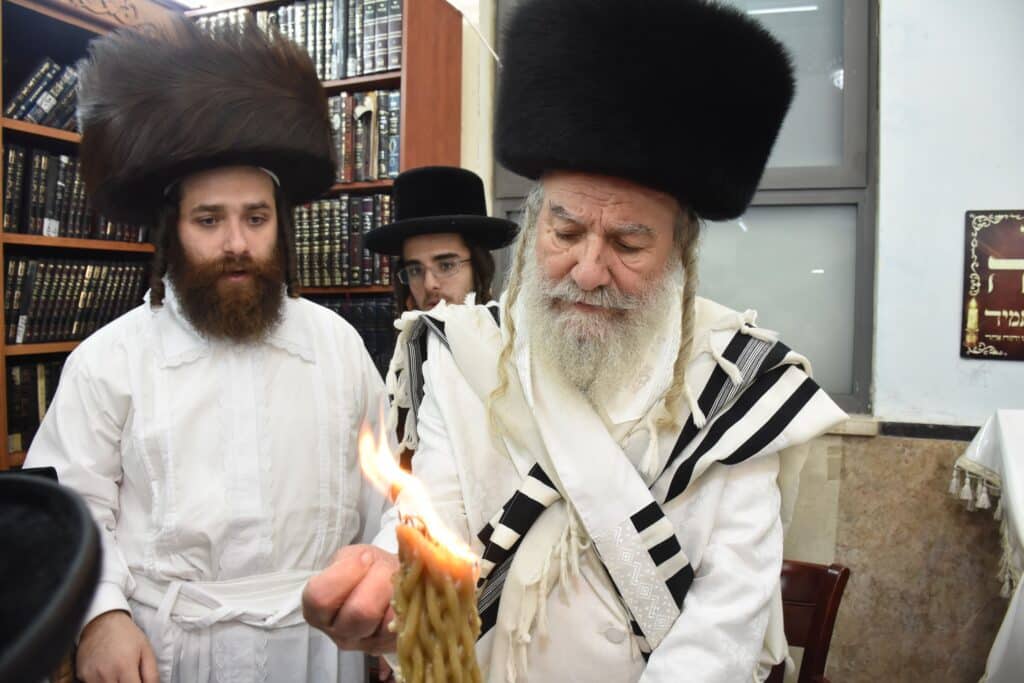 מהתשליך עד קידוש לבנה: מראות מחצר הקודש אשלג