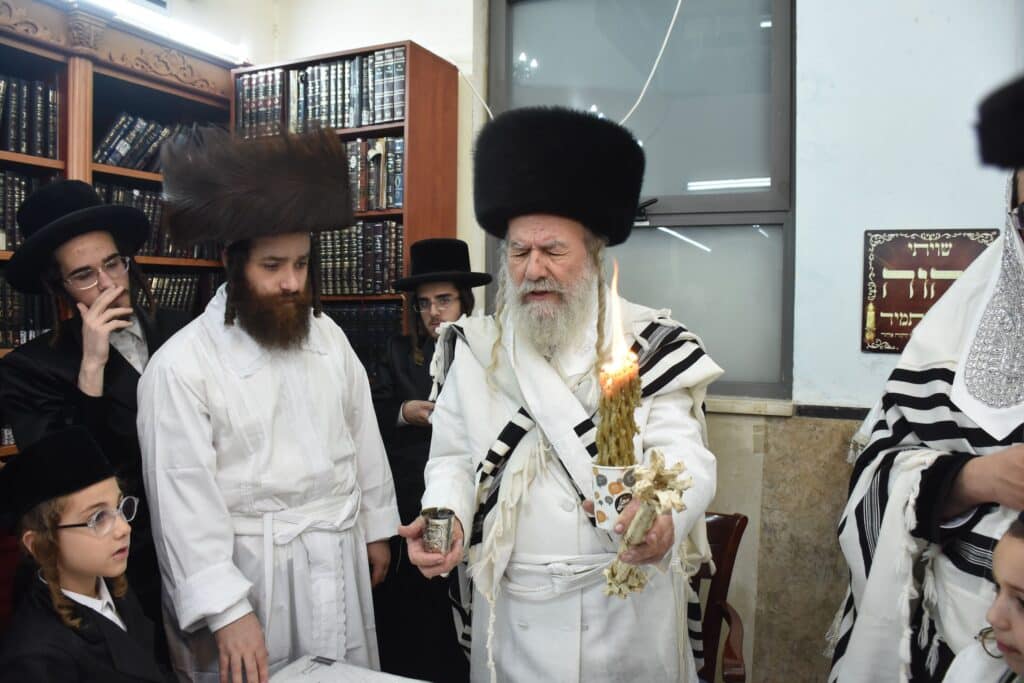 מהתשליך עד קידוש לבנה: מראות מחצר הקודש אשלג