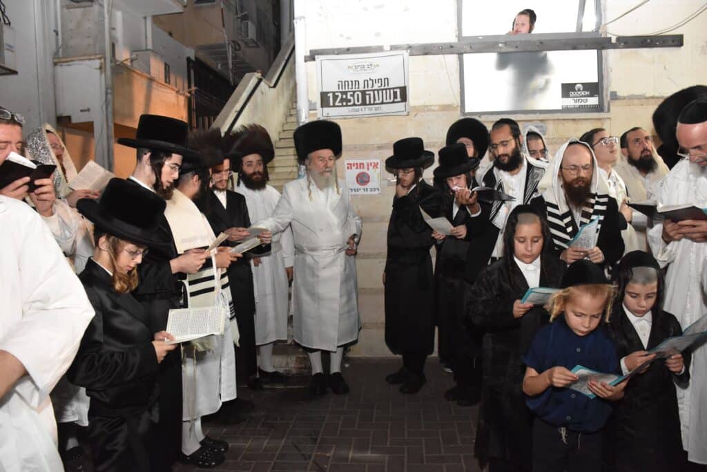 מהתשליך עד קידוש לבנה: מראות מחצר הקודש אשלג