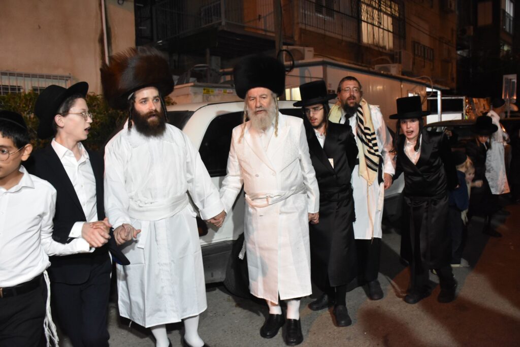 מהתשליך עד קידוש לבנה: מראות מחצר הקודש אשלג