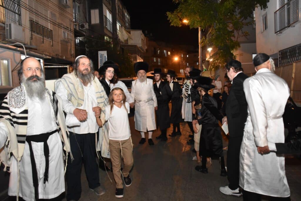 מהתשליך עד קידוש לבנה: מראות מחצר הקודש אשלג