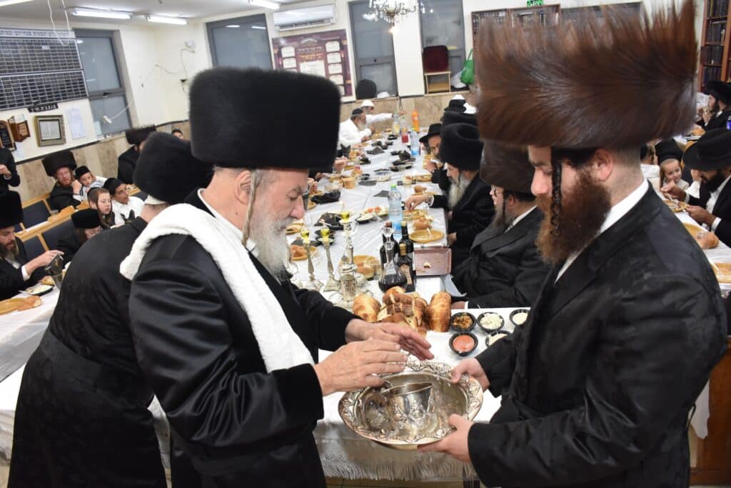 מהתשליך עד קידוש לבנה: מראות מחצר הקודש אשלג