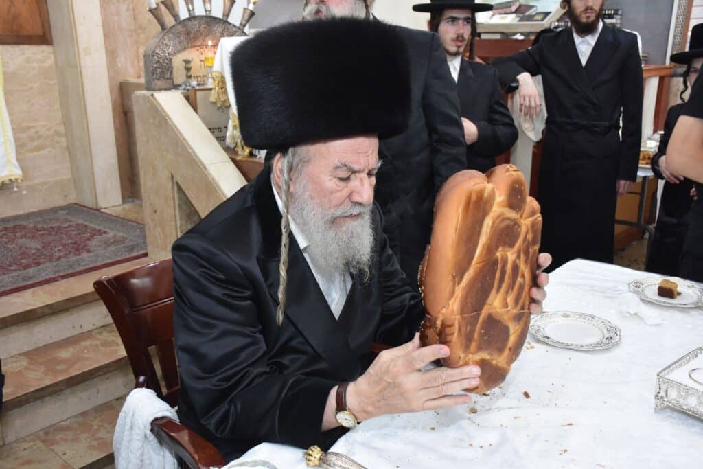 מהתשליך עד קידוש לבנה: מראות מחצר הקודש אשלג